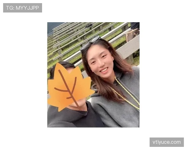王欣瑜赛后啃汉堡的样子,真不像刚打完三盘的人 王欣瑜赛后啃汉堡的样子,真不像刚打完三盘的人